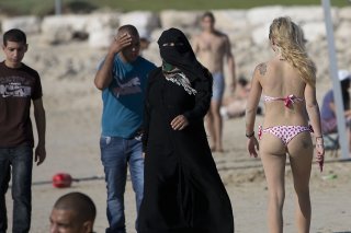 "Les espaces publics n'appartiennent pas qu'à certaines personnes en fonction de leurs croyances, mais à tout le monde. C'est un droit inscrit dans la Constitution", a déclaré à l'AFP la journaliste et militante Diana Moukalled (Photo d'illustrati...